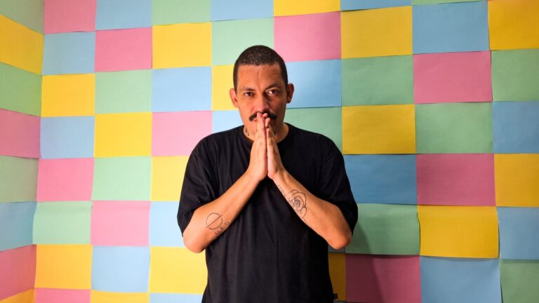 Com um clipe vibrante e solar, OMorador lança o audiovisual de sua primeira faixa, “Sem Bateria”