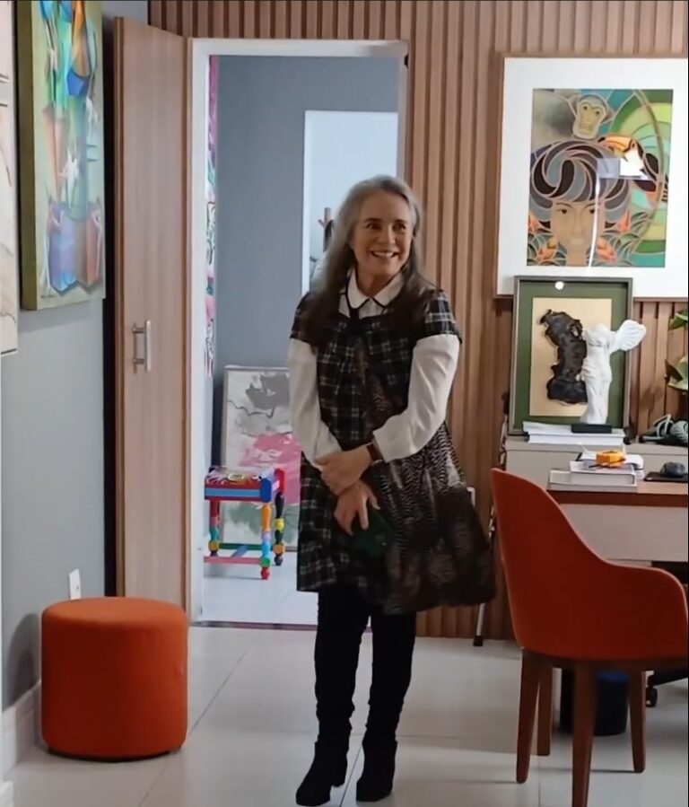 A atriz e artista plástica Regina Duarte, esteve visitando a exposição “O Caminho da Arte” em São Paulo