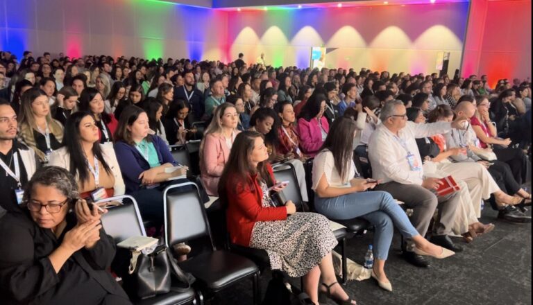 “Viver é melhor sem ter que ser o melhor”, diz psiquiatra Daniel Barros, na abertura do Mais Gente