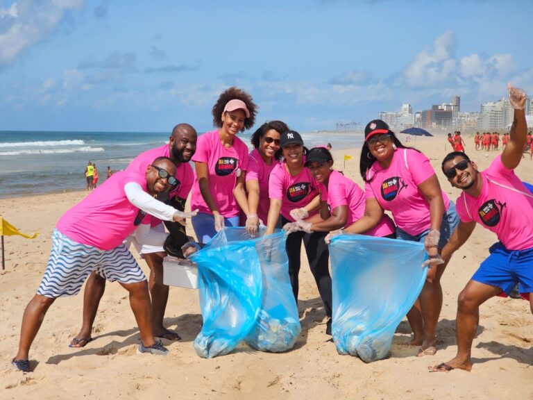 Dia Mundial da Limpeza: Grupo Raymundo da Fonte promove mutirão na Praia da Boca do Rio