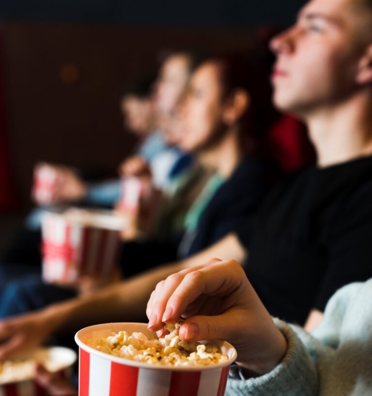 Hospital Madrecor entra no clima da campanha Setembro Amarelo com uma sessão de cinema para os pacientes