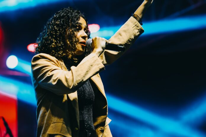 A cantora gospel Tirza Almeida no evento Canta Bahia 2024. Foto: Alice Costa.