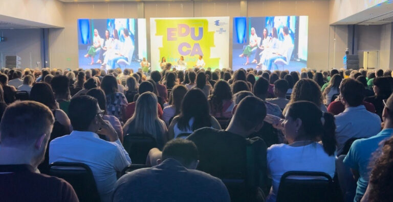 Fabrício Carpinejar emociona mais de mil educadores, no Educa Uberlândia