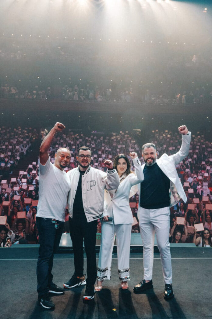 Organizadores: Johnathan Alves, Sauana Alves e Rômulo Alves, todos da Ybera Paris e o Dj Illali Chorfa com a plateia que lotou o espaço. 