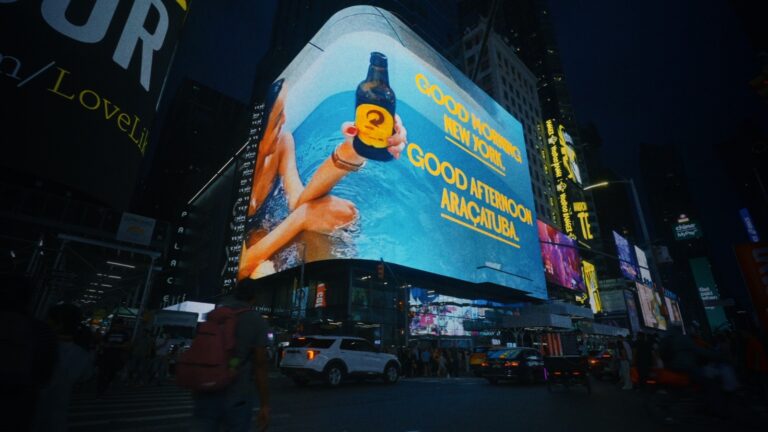 Onda brasileira invade a Times Square! Skol surpreende fãs ao levá-los diretamente para os telões de Nova York