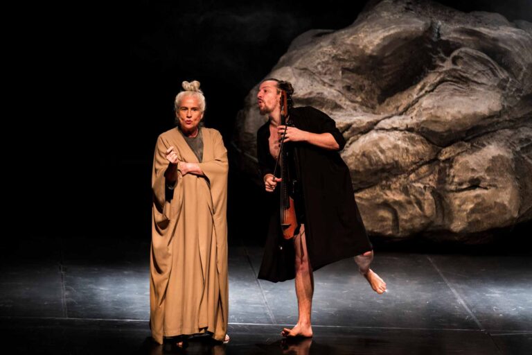 Vera Holtz chega a Uberlândia com o espetáculo “Ficções”