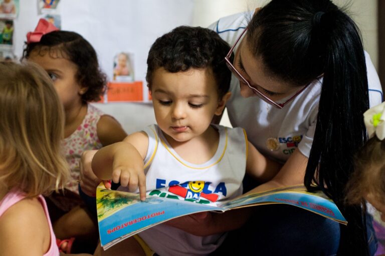 Outubro e a importância da leitura para o desenvolvimento infantil