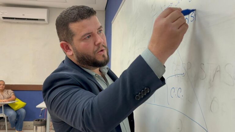 Dr. Oswaldo Cardoso palestra na UniFanor Wyden durante a Semana Nacional das Áreas