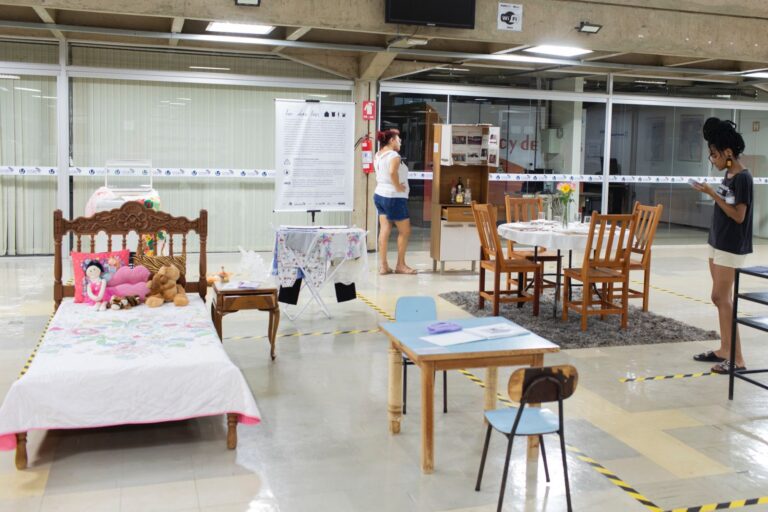 Lar doce Lar: Instalação artística denuncia violência doméstica com realismo impactante