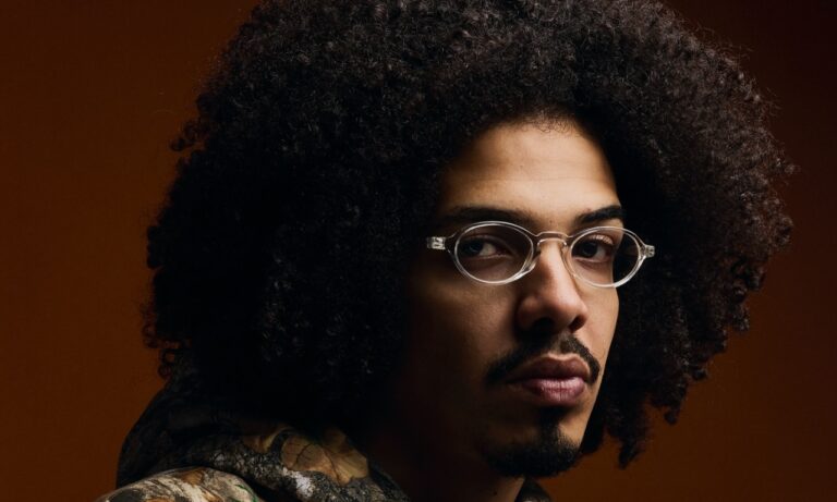 Léo Da Bodega resgata raízes em “Botija”, seu primeiro álbum, e leva cultura de Olinda para o Brasil