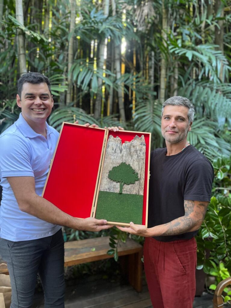 Diego Mendonça é o artista por trás da obra que Bruno Gagliasso colocará em seu rancho, feita em “uma madeira muito antiga”