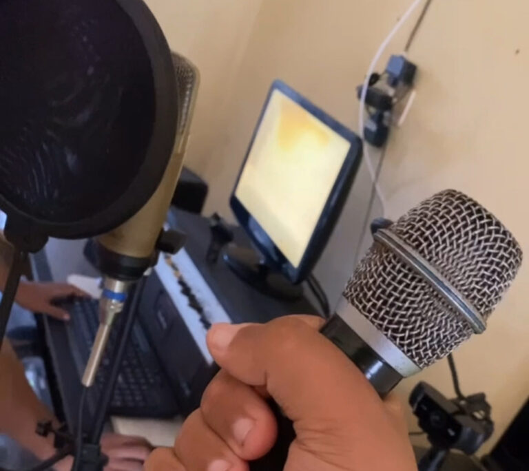 Cantor Odoguiinha regrava sucessos e participa de ensaio fotográfico na última terça (19)