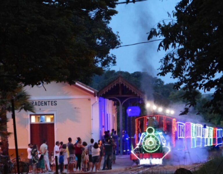 Maria Fumaça com Natal nos Trilhos encantam Tiradentes e São João del-Rei