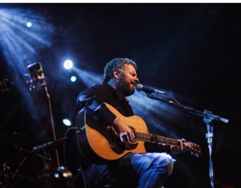 Emmerson Nogueira faz releituras em seu show no Grande Teatro Cemig do Palácio das Artes