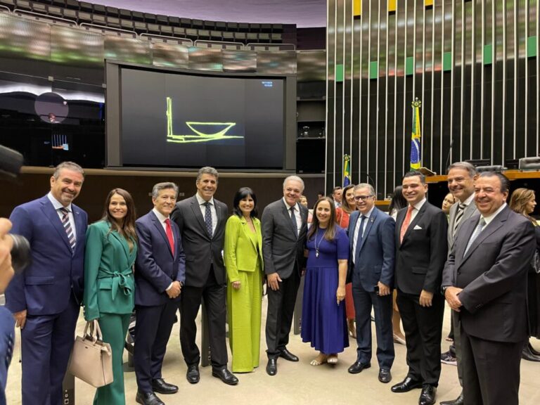 Presidente da Aciub, Fábio Túlio Felippe, recebe reconhecimento na Câmara dos Deputados