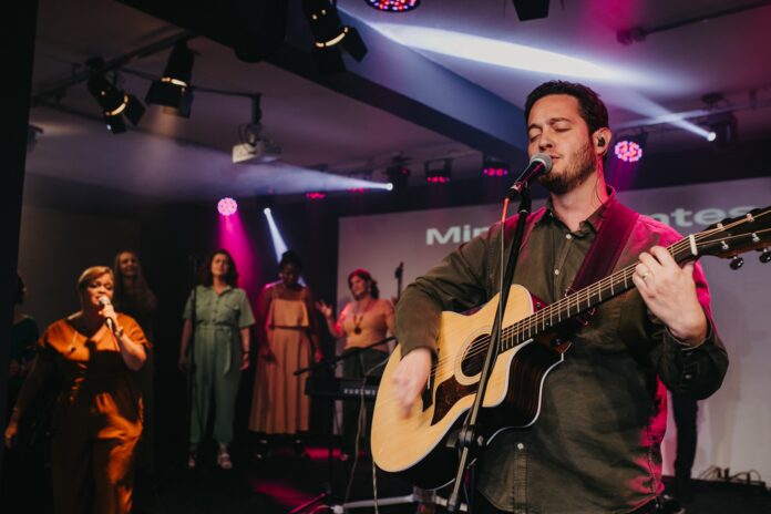 O cantor gospel Lucas Brondi. Foto: Divulgação.