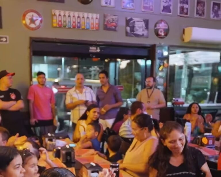 Noite de solidariedade: saborosos sanduíches e mágica no Barney’s Sul em apoio às crianças com câncer