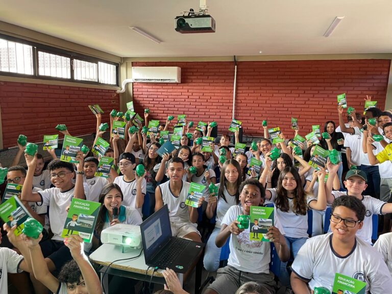 Sicoob Creditril realiza palestra sobre educação financeira em escola de Monte Alegre de Minas-MG