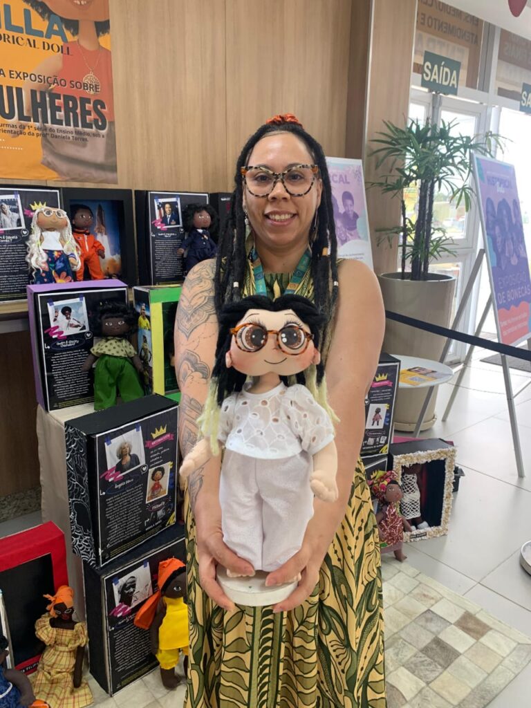 Projeto “Bonecas Pretas” resgata as histórias de mulheres negras e transforma a educação