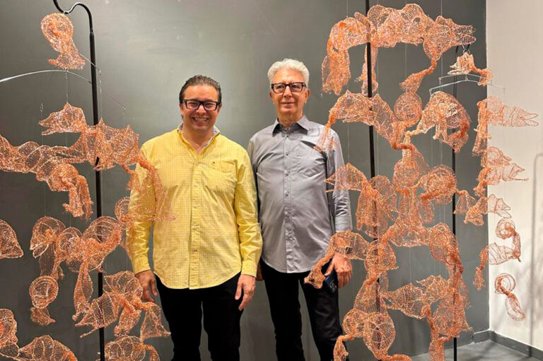 Conexões Artísticas: Uma Noite de Inspiração e Talento no Vernissage de ‘Entrelinhas’