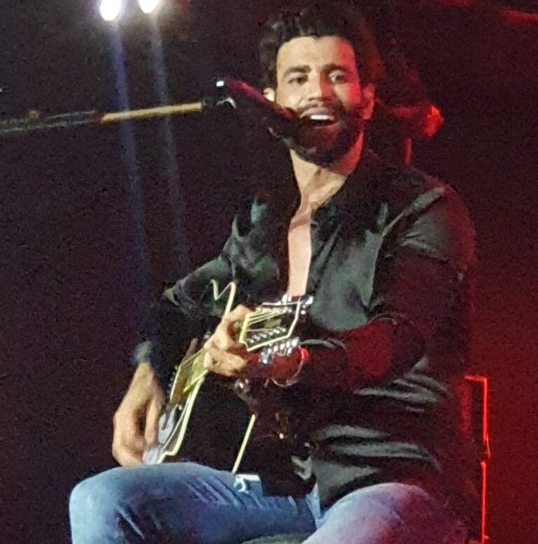 Réveillon Paradise: Emoção e Grandes Shows no Marina Park!