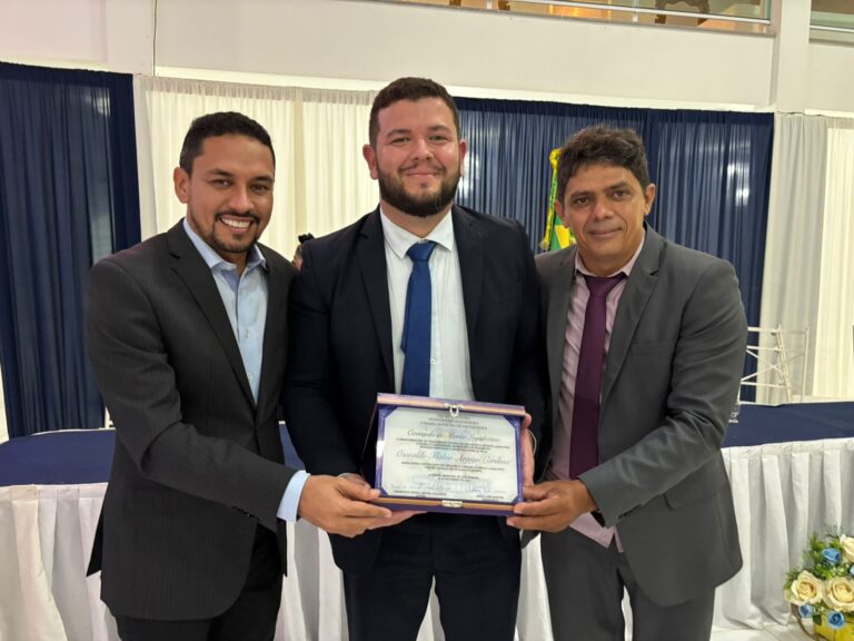 Advogado Oswaldo Cardoso recebe Comenda de Mérito Legislativo em Jaguaribara (CE)