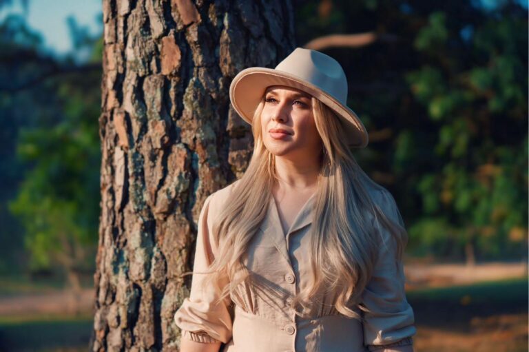 Fernanda Martell celebra sucesso do clipe “Águas Profundas” com mais de 25 mil visualizações no YouTube