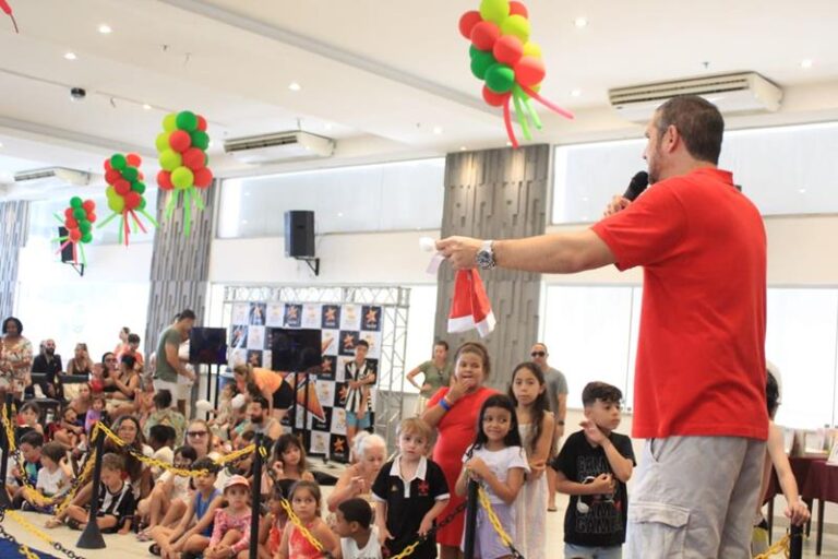 Clube Central reforça a magia do Natal com chegada do Papai Noel de helicóptero em Icaraí