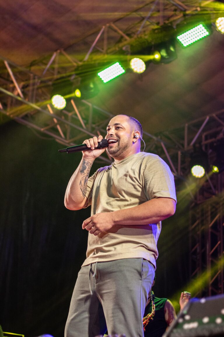 Cantor Lucas Matos lança novo CD e comemora ano intenso