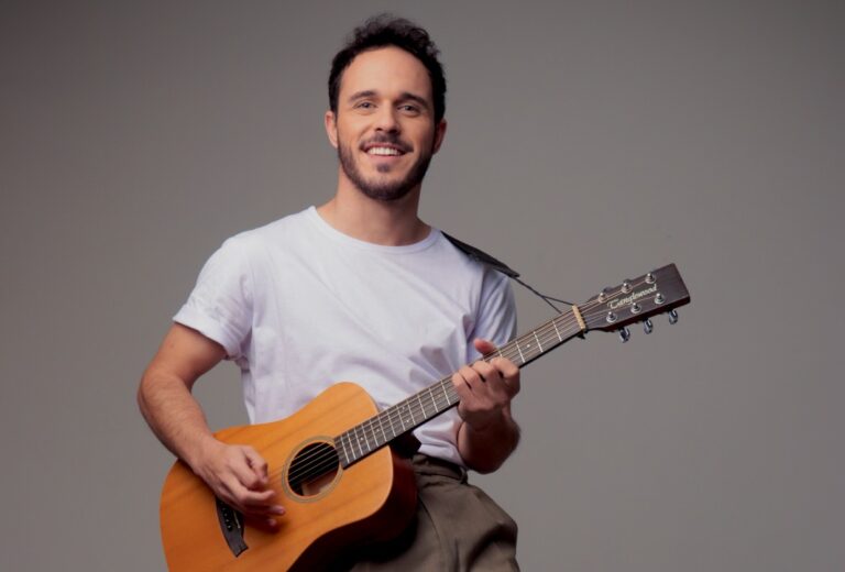 Arthur Prestes lança nova música pop para embalar o verão de 2025