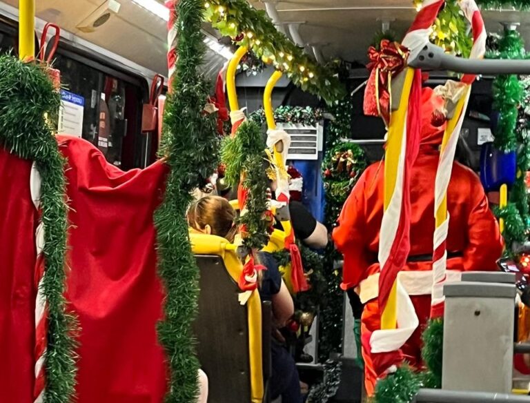 Ônibus do Papai Noel tem horários extras nos últimos dias de viagem