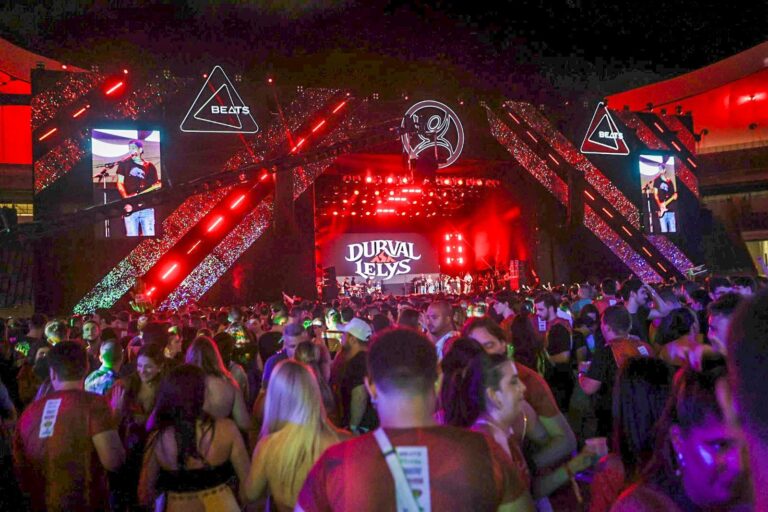 Noite marcante: em dia de aniversário, Durval Lelys agita Camarote By Beats