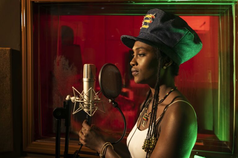 Aza Lineage, nova voz do reggae internacional, chega ao Brasil