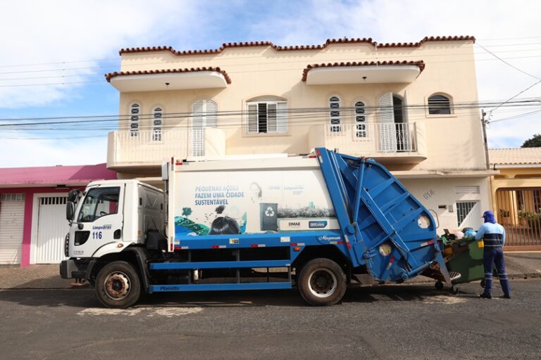 Carnês da taxa de lixo de 2025 já estão sendo entregues aos contribuintes