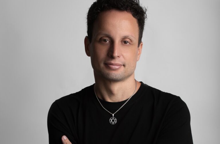 Edu Lucassi lança “Alcançando o Impossível” pela Gospel Music Brasil e consolida trajetória no cenário gospel