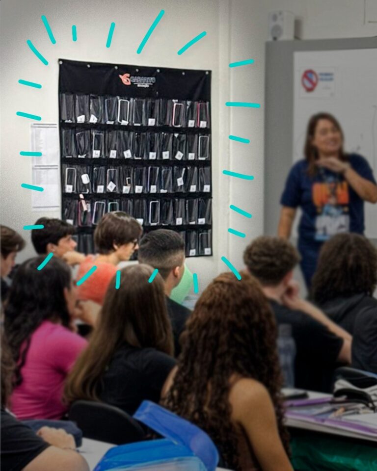 Gabarito Educação celebra proibição do uso de celulares nas escolas