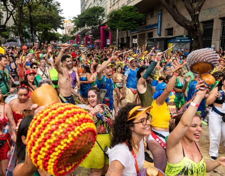 Bloco Abalô-Caxi leva diversidade e resistência para  o Carnaval de BH com o cortejo “SULEAR – Arco-íris Tropical”