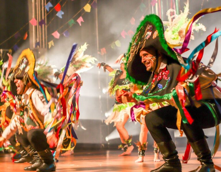 Grupo Sarandeiros traz a magia do folclore brasileiro com o espetáculo “Alumiar” na Campanha de Popularização do Teatro e da Dança de Belo Horizonte