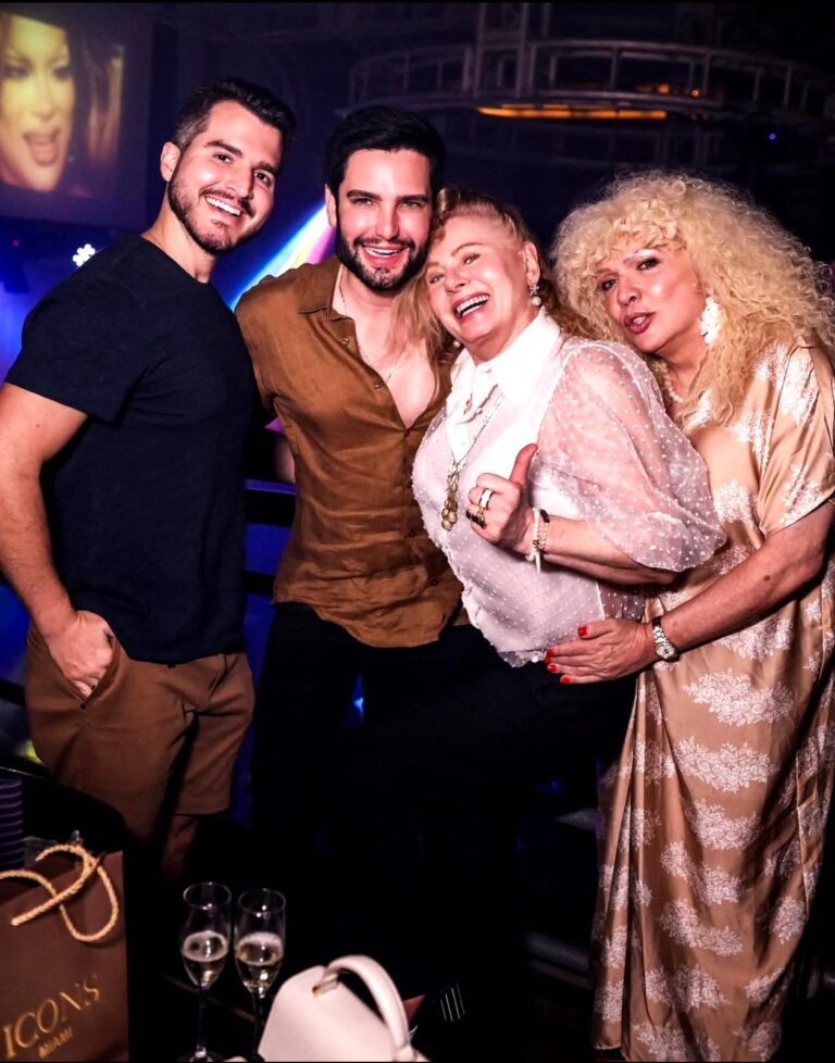 Vera Fischer: a atriz curte boate com os Drs. Binho Alencar e Victor Bechara e a cantora Ludmylla Pimentel