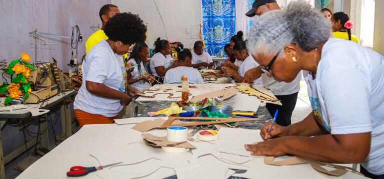 Cidade Carnavalesca certifica 100 alunos com desfile, exposição e apresentação artística