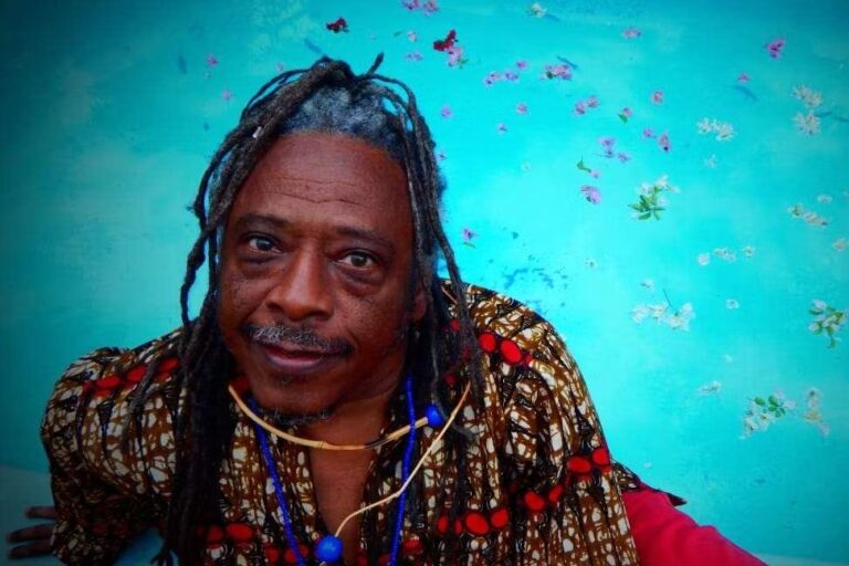 Maurício Tizumba é um dos protagonistas do musical “Viva o Povo Brasileiro – De Naê à Dafé