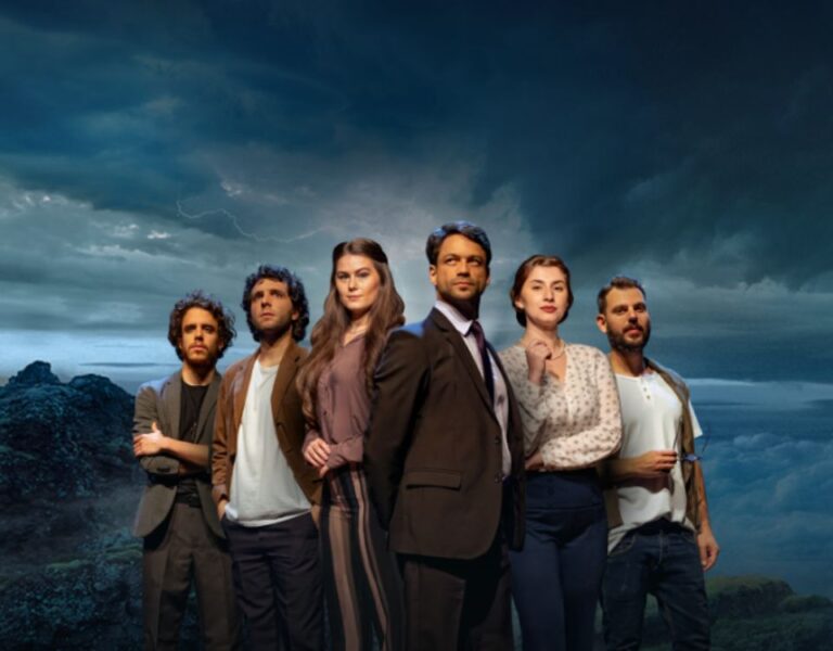 Sucesso de bilheteria pelo país, a peça O Homem Mais Inteligente da História retorna a Belo Horizonte