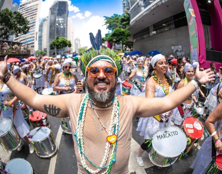 Nosso Carnaval Praia Buritis fecha com estrelas da folia de BH