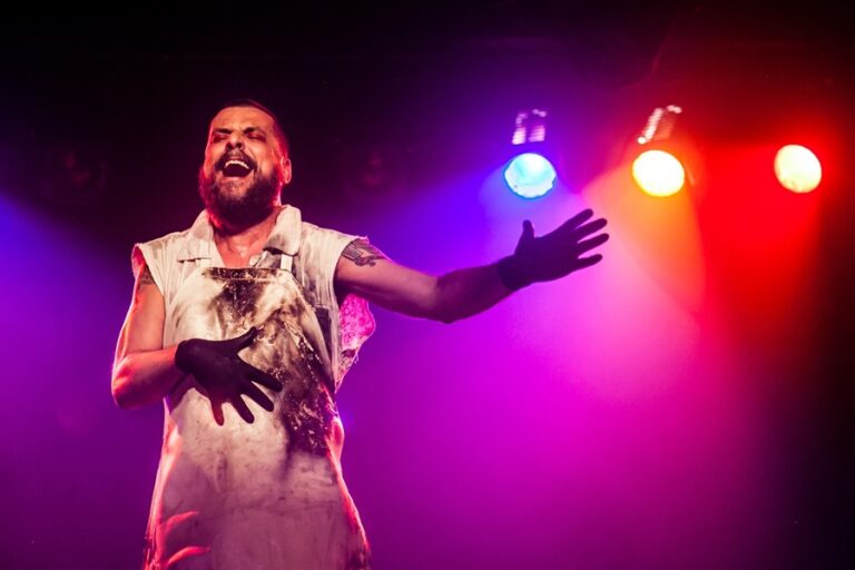 Espetáculo premiado “Homem-Bomba” retorna a Uberlândia com apresentação gratuita no Ponto dos Truões