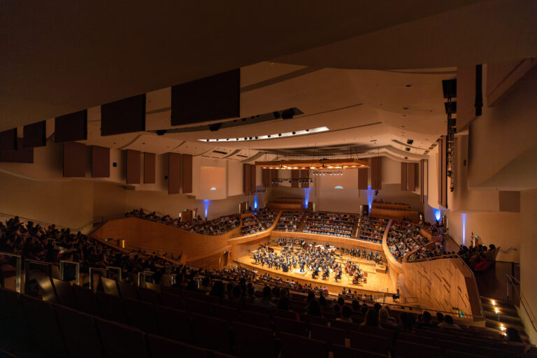 FILARMÔNICA DE MINAS GERAIS FAZ PRIMEIRA APRESENTAÇÃO DA SÉRIE “CONCERTOS PARA A JUVENTUDE”, QUE, EM 2025, ABORDA “A ORQUESTRA NOS CONTOS”