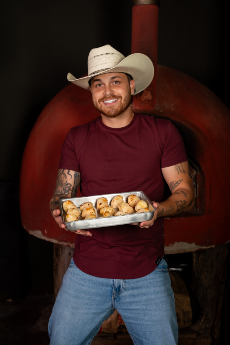 Gustavo Tubarão realiza sonho antigo e lança marca de pão de queijo em homenagem à avó