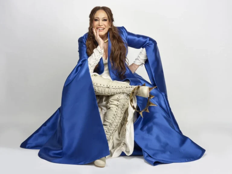 Susana Vieira e seus amigos, Binho Alencar e Victor Bechara, posam para fotos em estreia de ‘Lady’