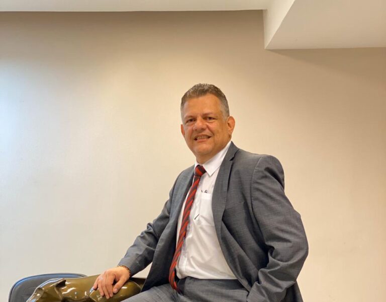 Advogado lança livro de poesia na Suíça