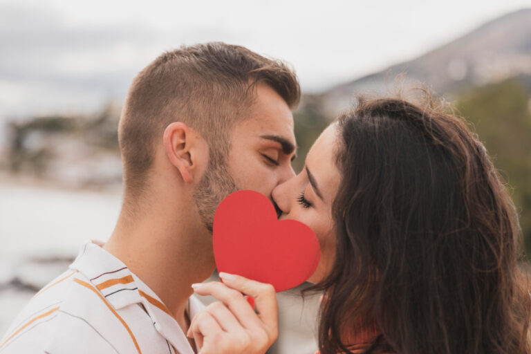 Cuidados ao demonstrar afeto: o que você precisa saber no Dia do Beijo