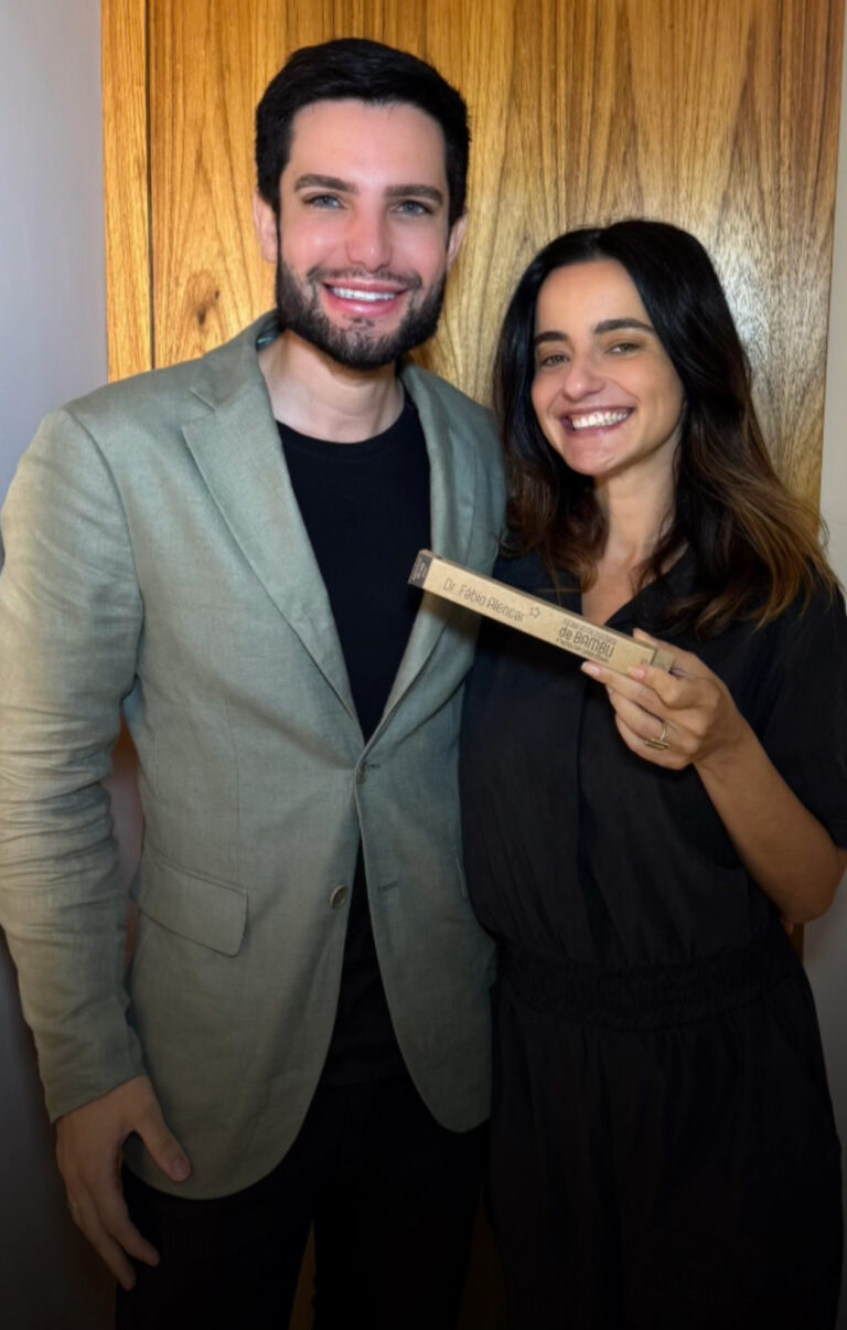 O dentista do Leblon, o Dr. Binho Alencar, renova o sorriso de Julia Stockler, a Gisela de “Beleza Fatal”